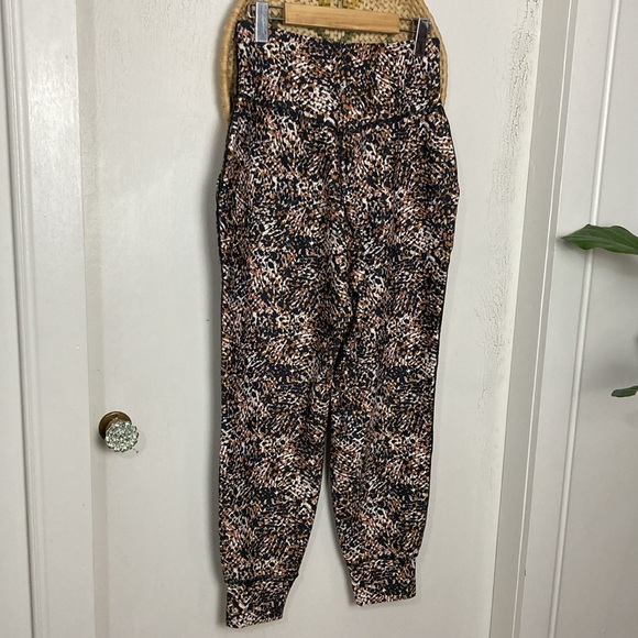 NWOT Size: M Old Navy Exercise Pants Animal Print - Picture 2 of 6